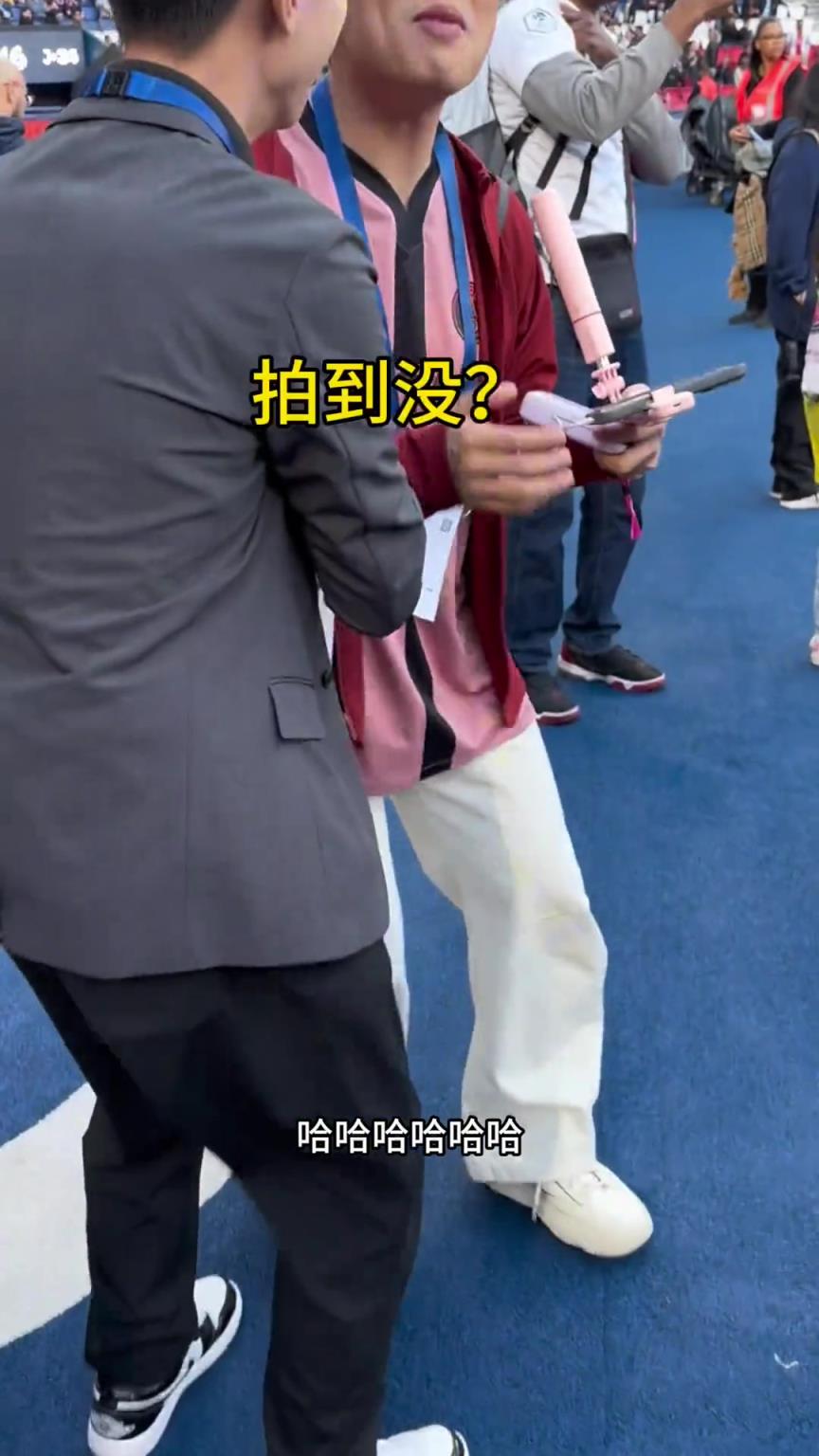 王楚淇觀看大巴黎訓練時被巴爾科拉抽了一腳，現場直呼：小心眼！