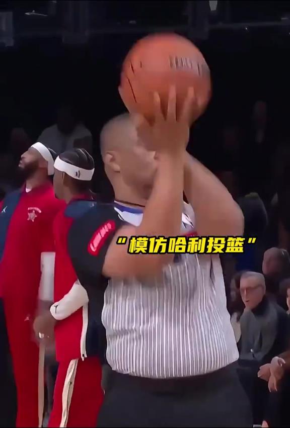 太魔性了！托尼兄弟模仿哈利伯顿投篮 给本尊逗笑了