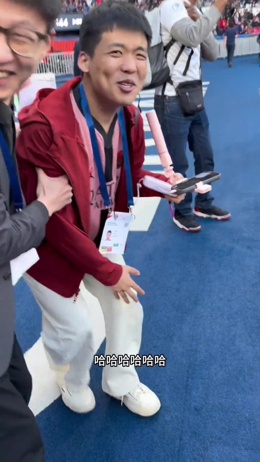 足球博主王楚淇现场观战巴黎vs欧塞尔，被巴尔科拉怒抽一脚