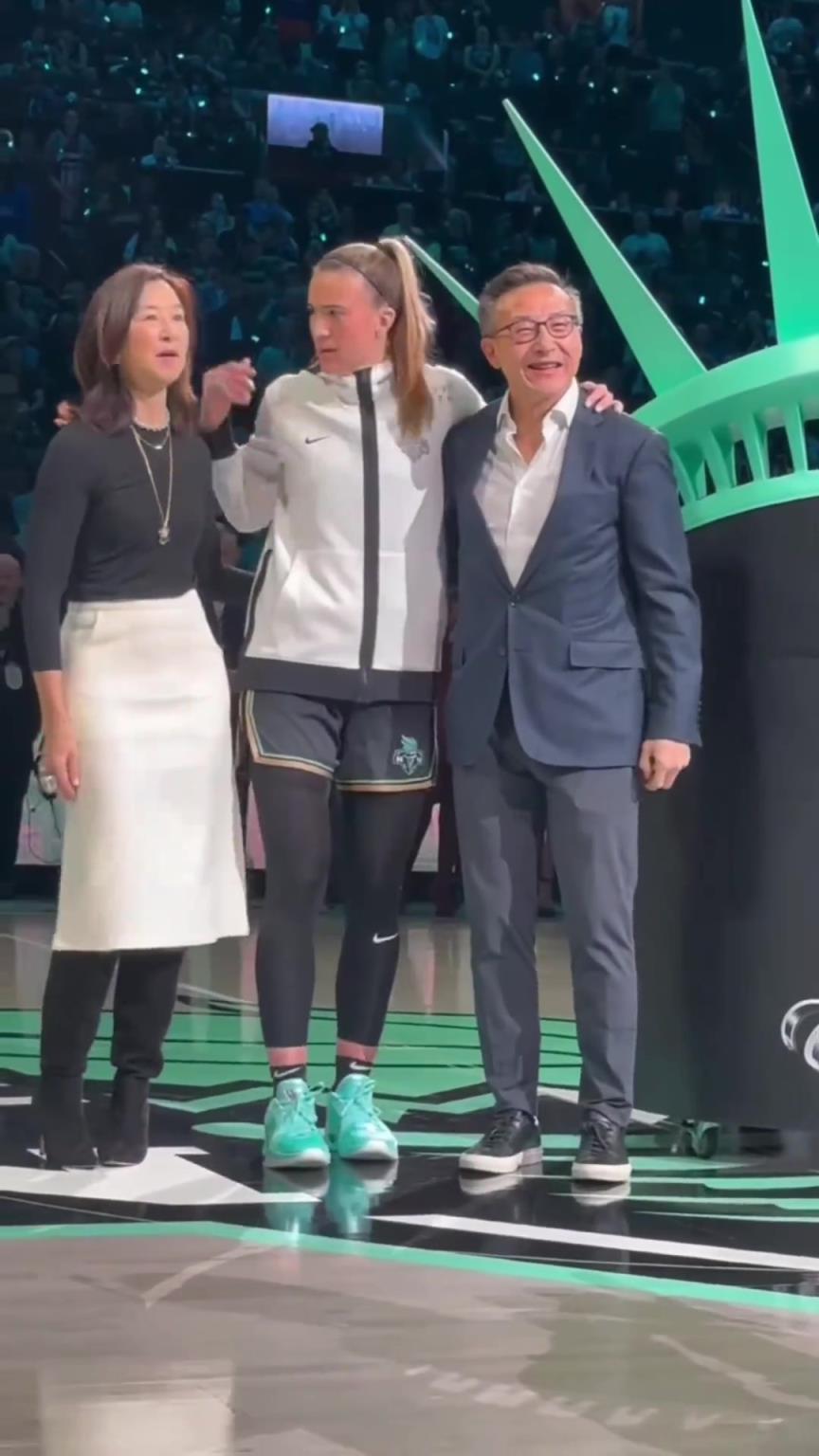 这也是我的球队！蔡崇信夫妇为自由人球员颁发冠军戒指