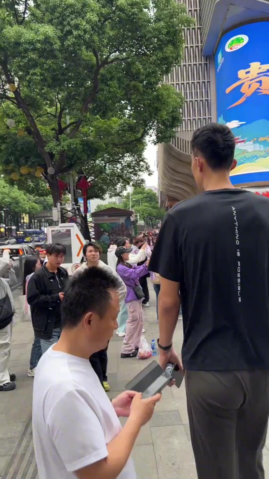 前CBA2米26中锋朱传宇现身街头 一柱擎天把路人惊呆了