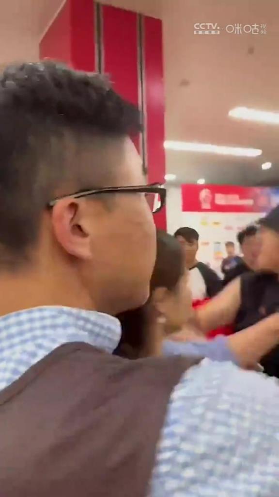 昨日賽后廣廈球迷與首鋼工作人員發生沖突，有人在沖突中挨了一巴掌