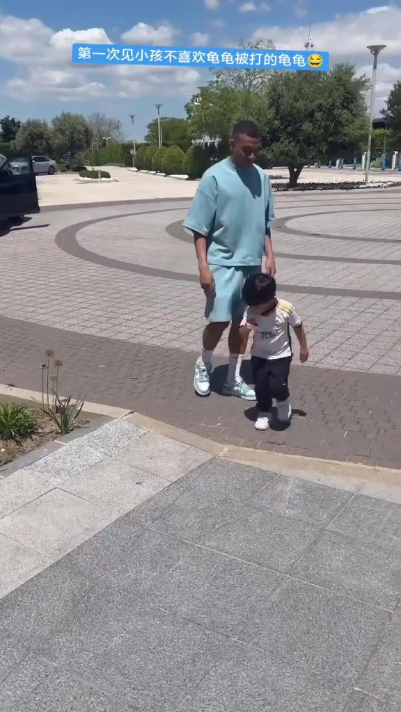 姆巴佩当众被小孩哥打了打，第一次看到姆巴佩被小孩子讨厌啊