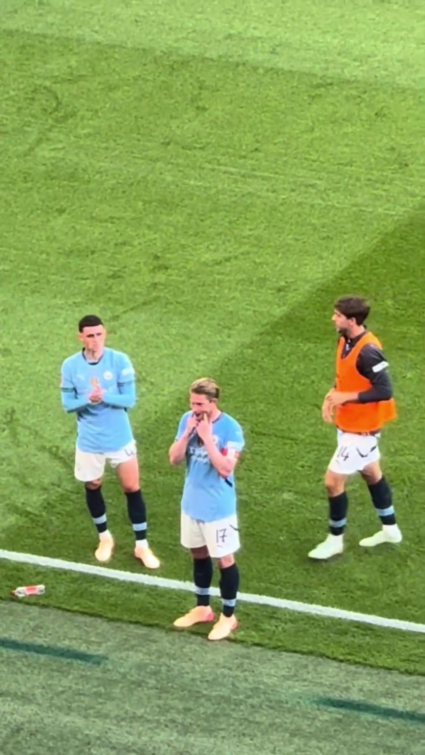 淚目!無緣足總杯冠軍,賽后德布勞內(nèi)做出笑容手勢安慰球迷!