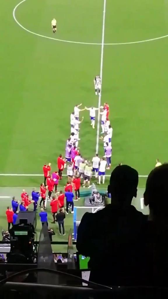 傳奇！拉卡澤特里昂告別戰雙響后被換下，享受列隊和全場歡呼