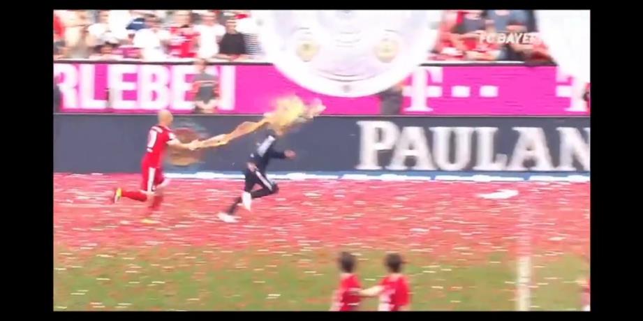 羅本和小豬曾在場上和女領隊追逐打鬧給人家潑了一身濕兒