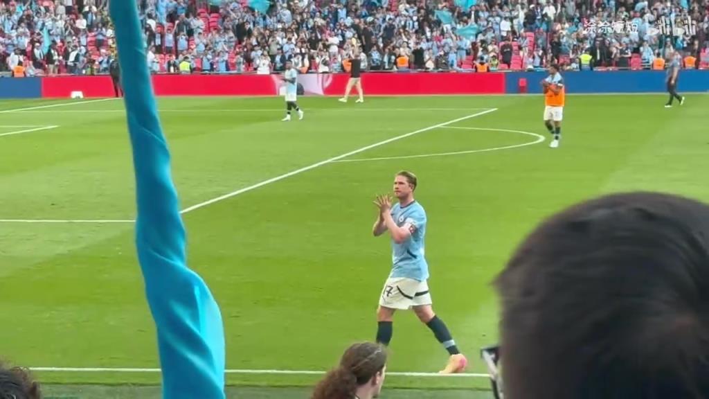 德布勞內(nèi)足總杯賽后繞場(chǎng)感謝球迷的支持