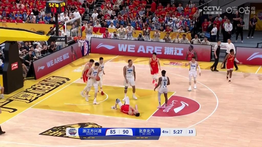 胡金秋被吹進攻犯規讓郭艾倫不解：丘天也沒倒，怎么是進攻犯規？