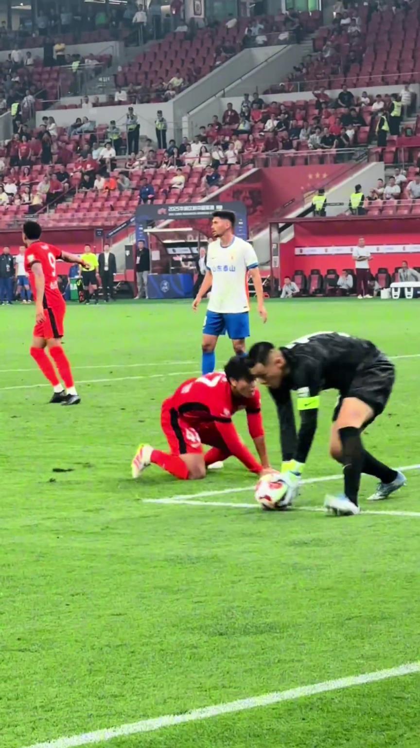 武磊在社媒發這一段視頻來感謝蒯紀聞，配文：老蒯，真帶派