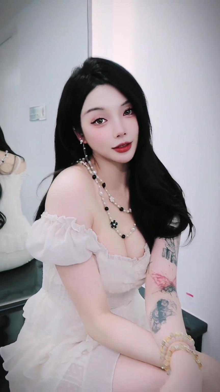 也是大體格子啊！美女主播小太陽：喜歡壞女人是吧 那我本色出演