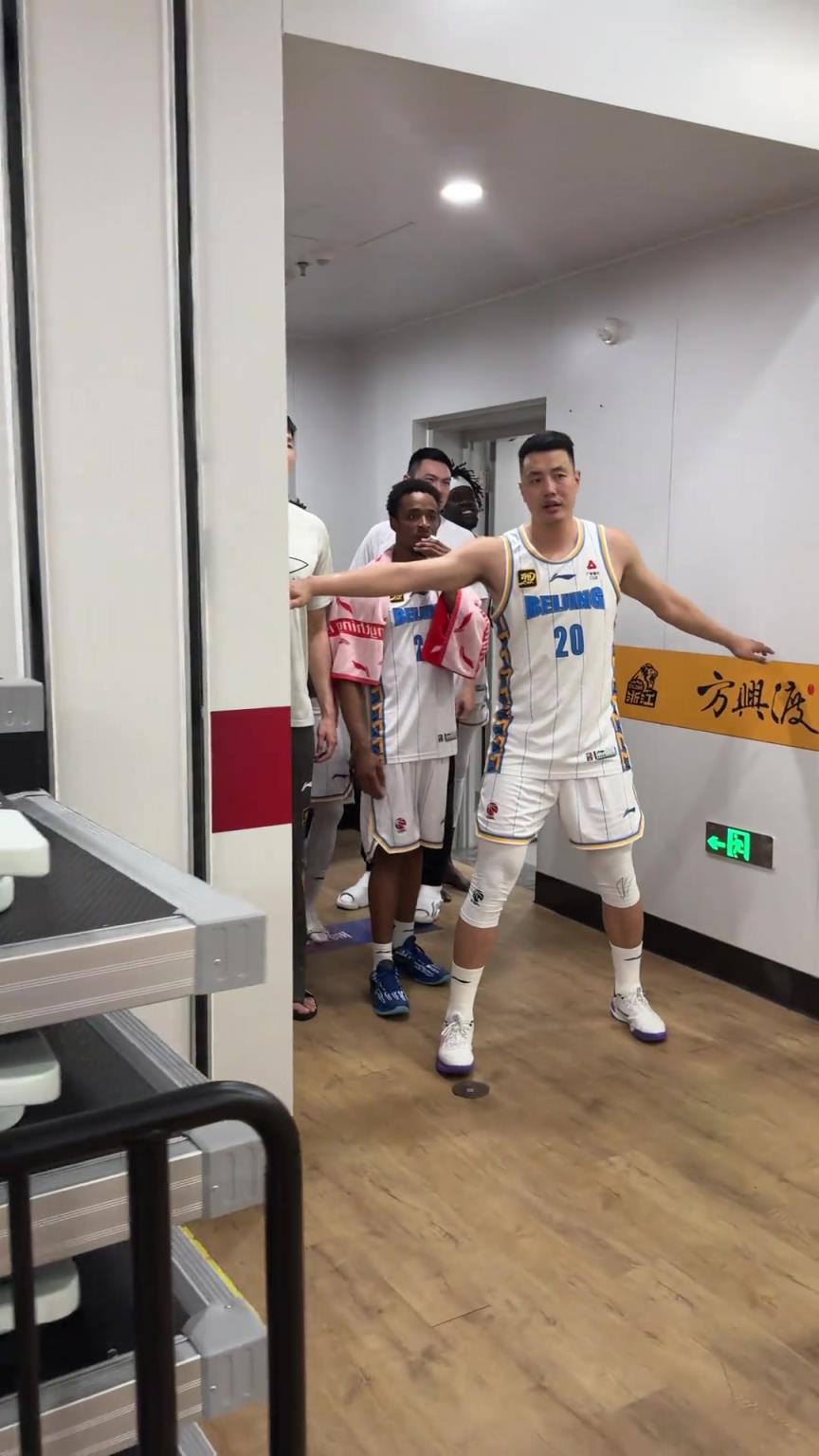 做的好!賽后更衣室門口球迷發(fā)生沖突 翟曉川攔住隊(duì)友不讓參與