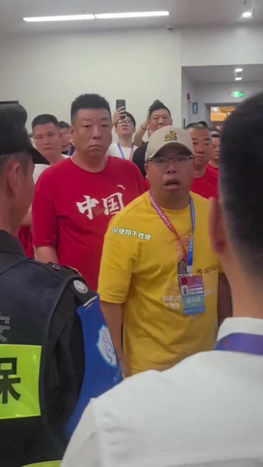 看著好兇啊！昨晚賽后，廣廈一工作人員在通道疑似狂噴裁判！