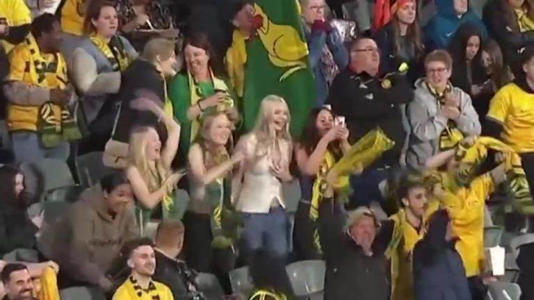澳大利亞美女球迷興奮慶祝,領(lǐng)口敞開連忙用手遮住