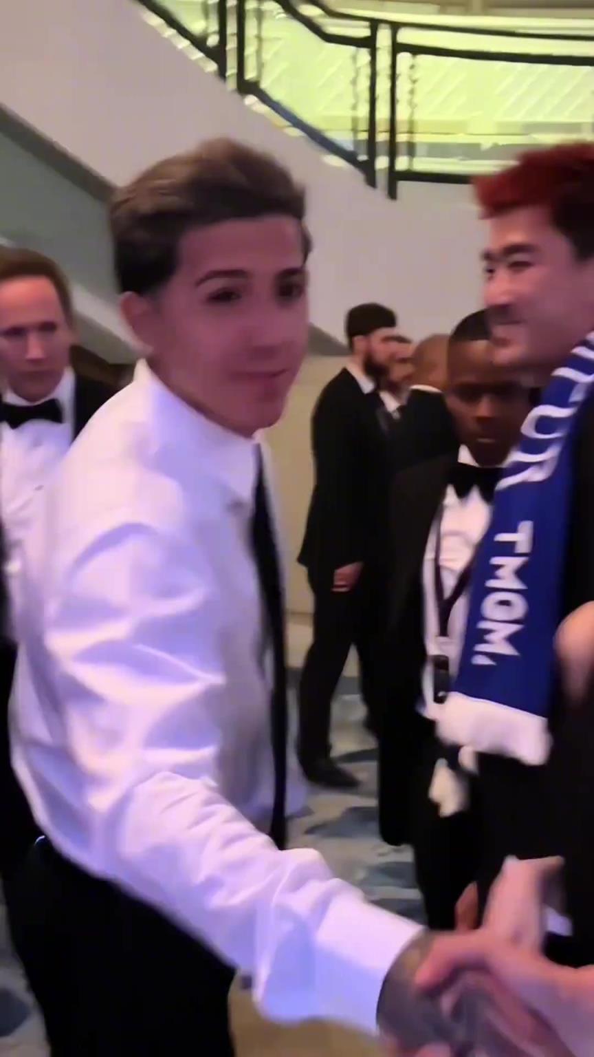 恩佐這大背頭也太帥了青書(shū)竟然被邀請(qǐng)去現(xiàn)場(chǎng)參加慶典