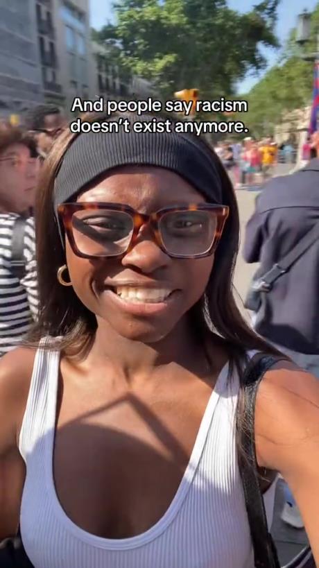 身穿“虛假”特制球衣!巴薩球迷把自己涂黑玩沙灘球嘲諷維尼修斯