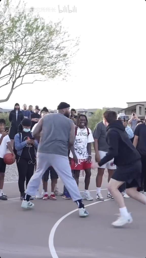 純粹的碾壓啊！普通人跟前NBA第一中鋒打野球是什么體驗？