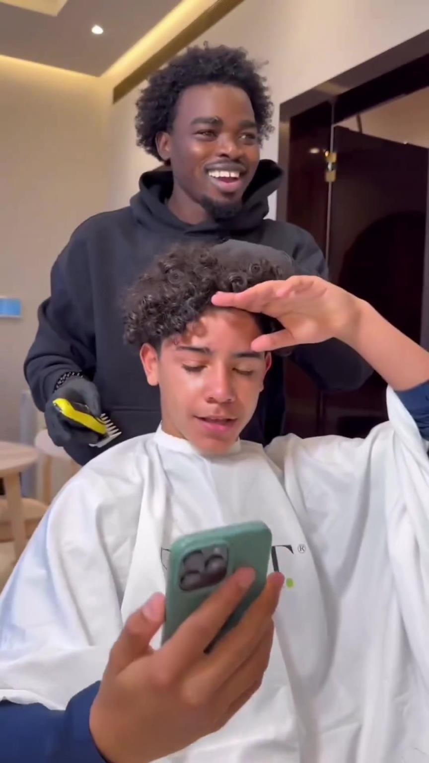 要和父親同款發型！迷你羅拿著C羅照片讓理發師照著剪