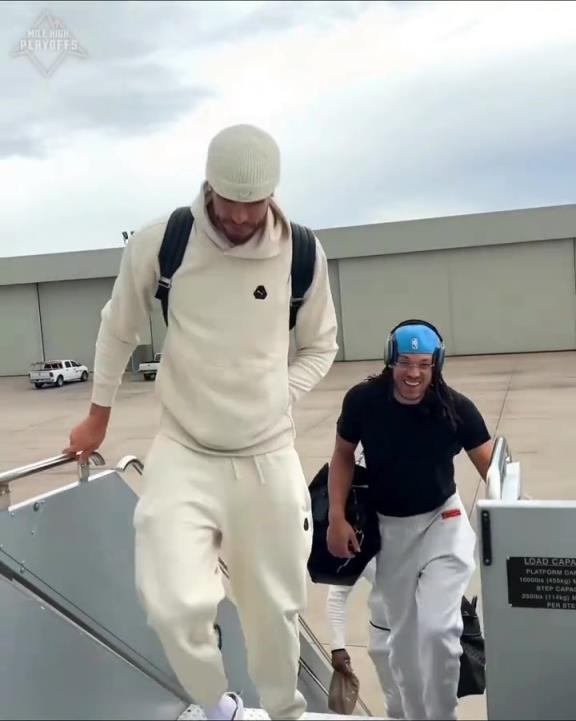 戈登隨隊飛往俄城打搶七，看走路姿勢有希望出戰？？？