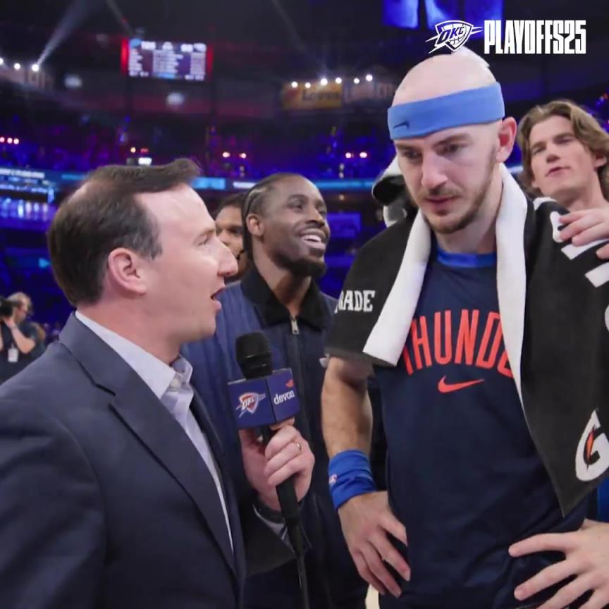 笑死!卡魯索賽后接受采訪,哈滕一旁搗亂,拿毛巾幫他擦光頭