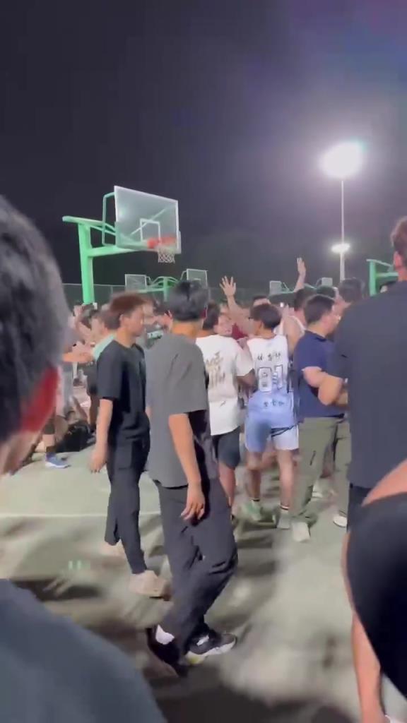 “無裁判”的正式籃球賽,結(jié)果不是很容易猜到嗎?