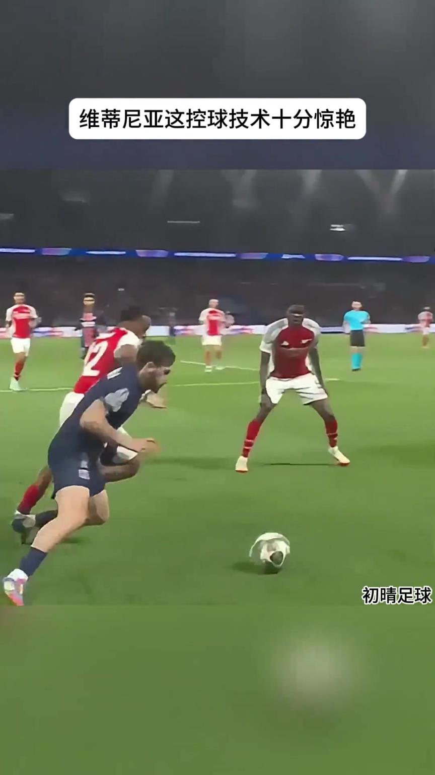 面對槍手兩人包夾，維蒂尼亞用盤帶技巧靈巧擺脫！