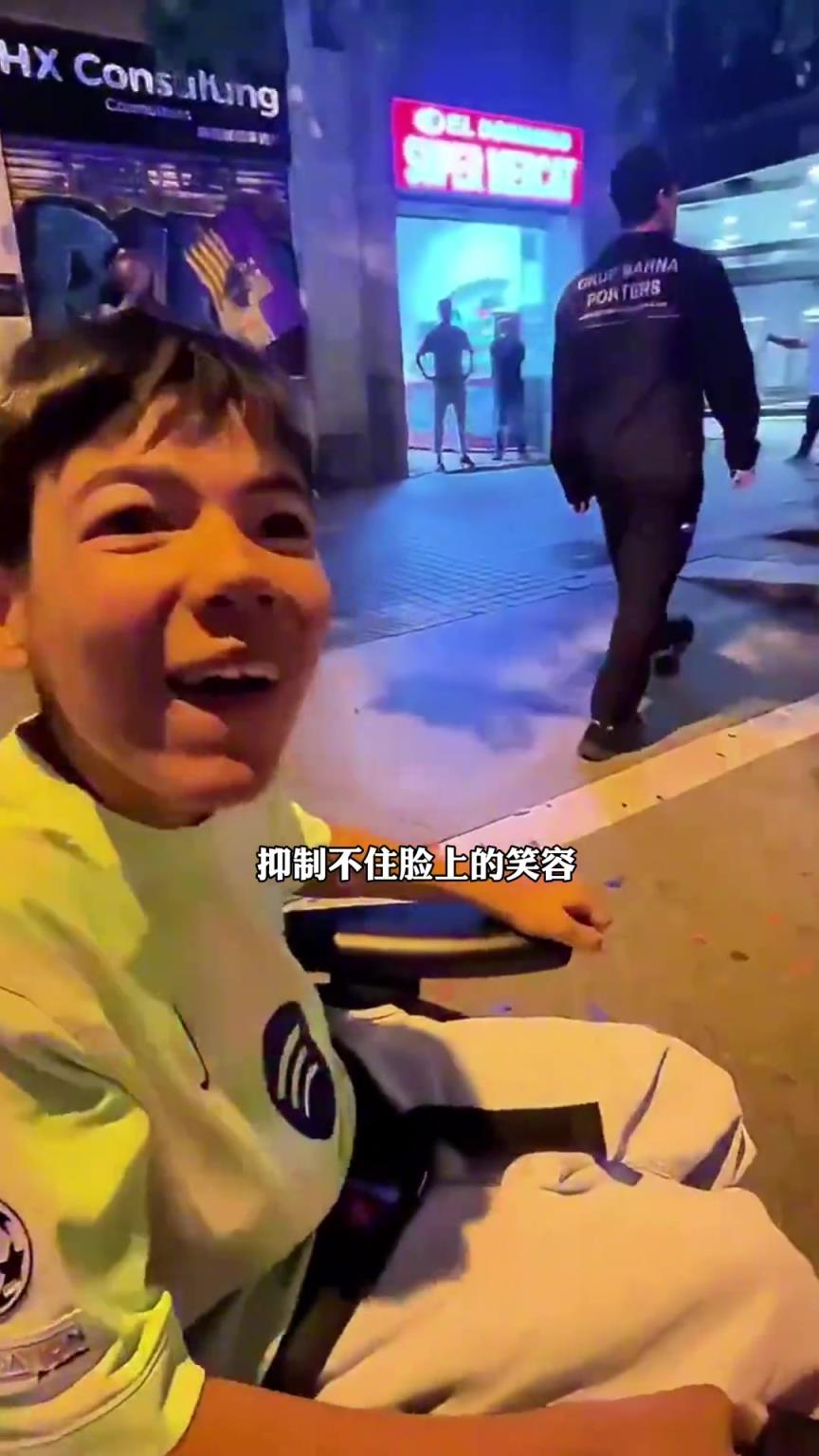 巴薩奪冠巡游，伯納爾把球衣送給了一位殘疾小球迷！