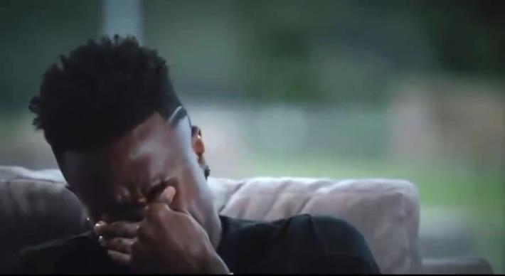 紀(jì)錄片剛開(kāi)始不到5分鐘,維尼修斯就已經(jīng)哭了