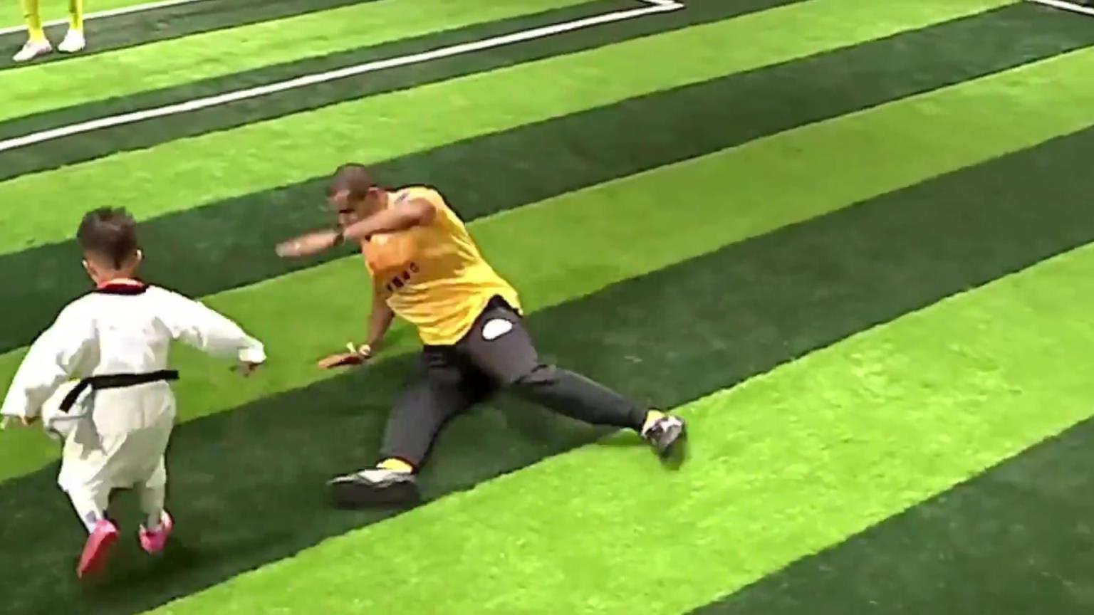 人情世故是吧世界足球先生里瓦爾多竟被中國5歲小球員晃倒