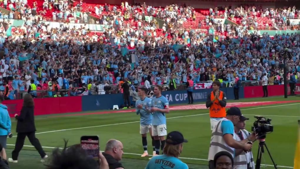 丁丁的最后一場決賽德布勞內賽后獨自繞場感謝球迷