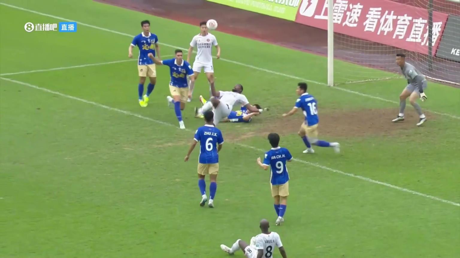 這球漂亮啊！中甲遼寧鐵人外援姆本扎禁區(qū)內(nèi)精彩倒鉤破門