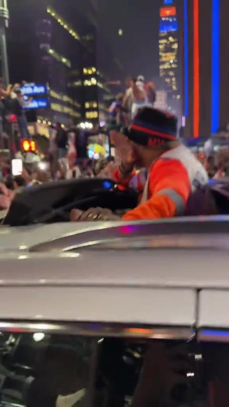 7旬老尼蜜！斯派克-李和全城紐約球迷慶祝尼克斯殺進(jìn)東決