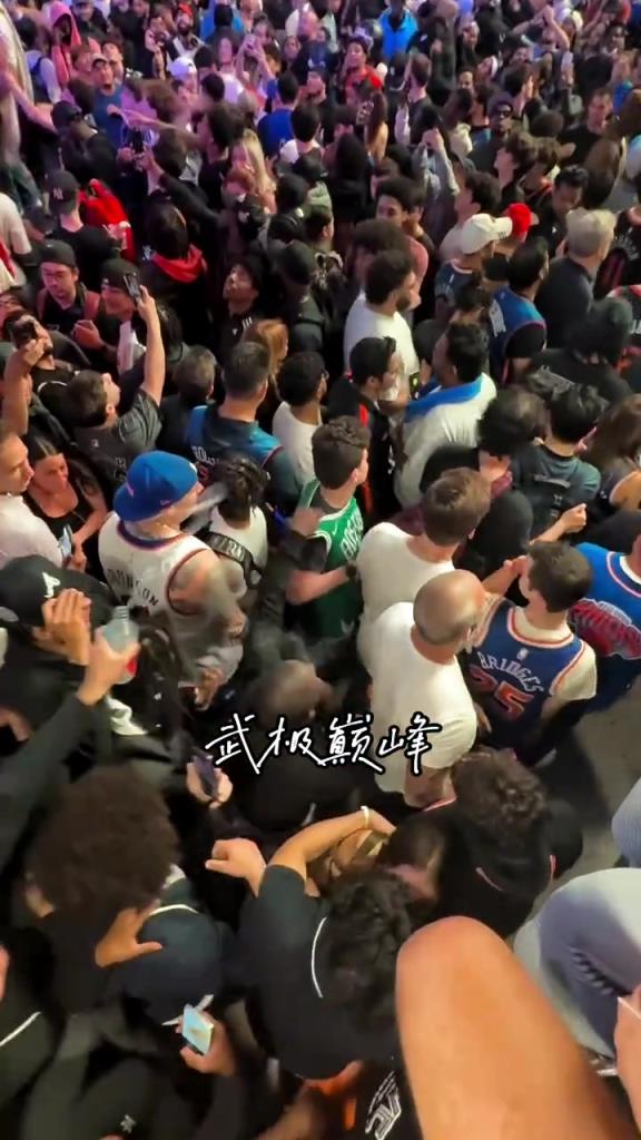 這也太勇了，綠軍球迷賽后在尼克斯球迷的嘲諷中離開...