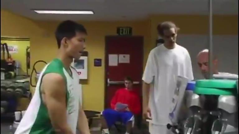 看看07年夏天阿聯(lián)為雄鹿試訓的視頻!楊瀚森若有這手投籃就完美了