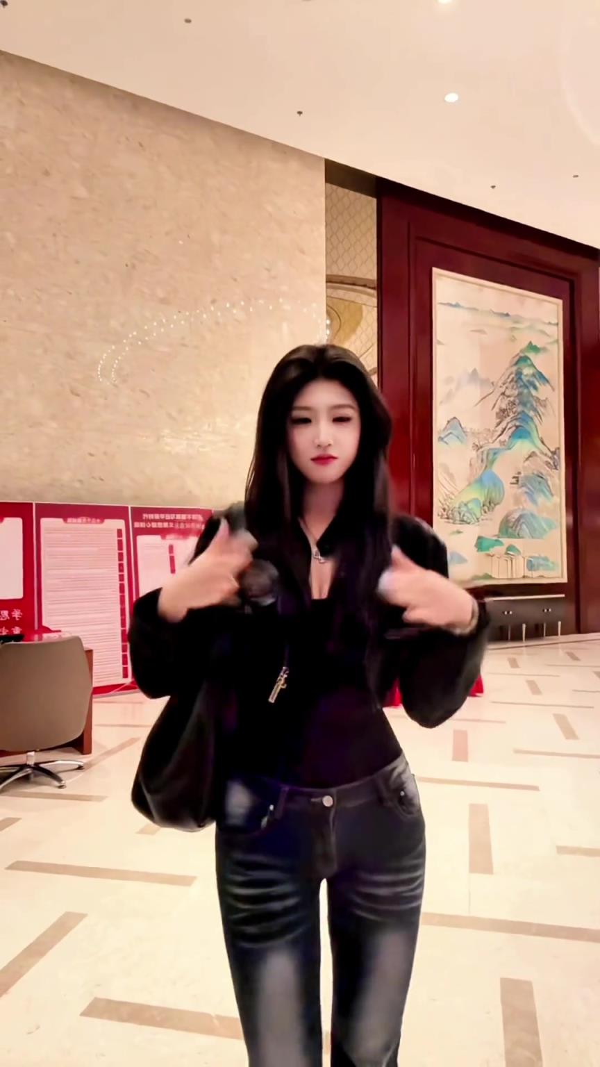 女朋友還得找會踢球的，我看國安女門將就很不錯呀~