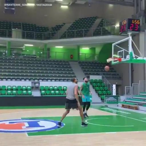 現在再來看看16歲的文班亞馬面對戈貝爾防守時的表現！