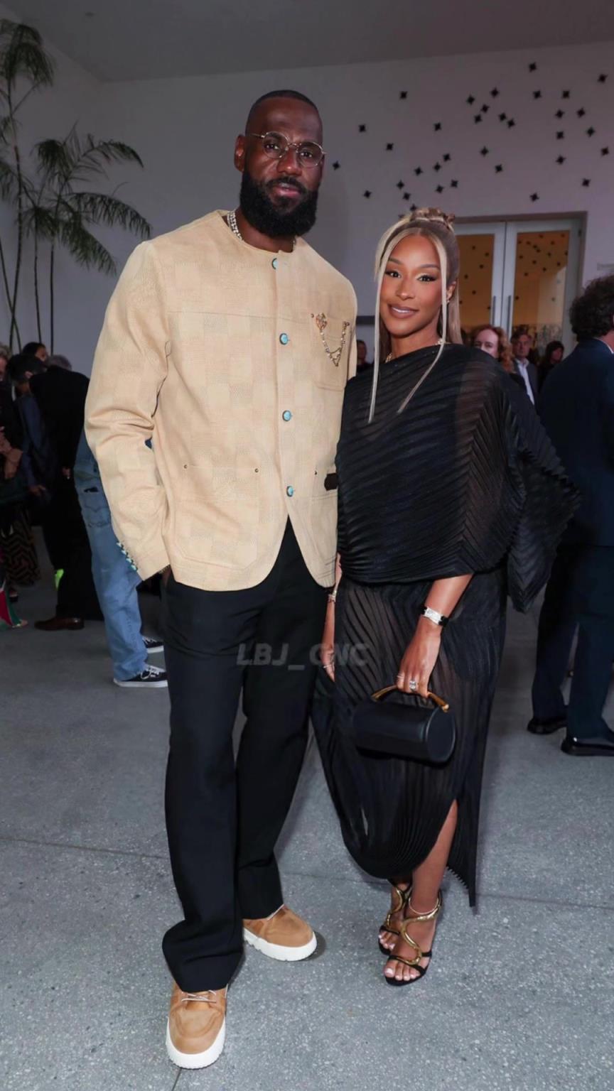 大咖云集!詹姆斯夫婦出席洛杉磯一家博物館的晚會~