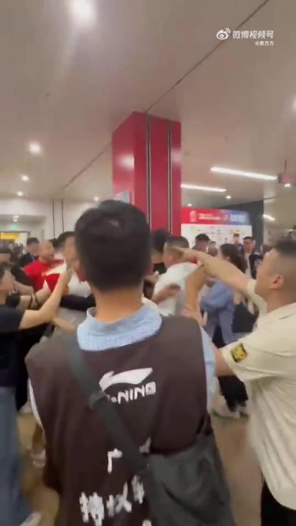 后續來了！有一個球迷直接手打首鋼工作人員臉部并打掉記者手機