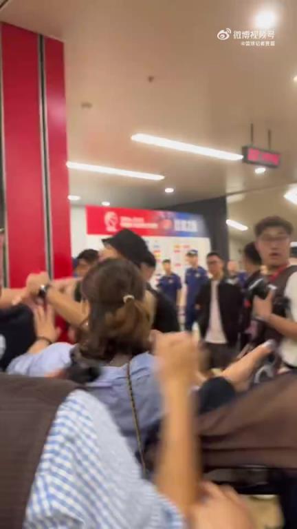 動手+國罵?首鋼俱樂部隊的工作人員在通道與球迷發生了沖突!