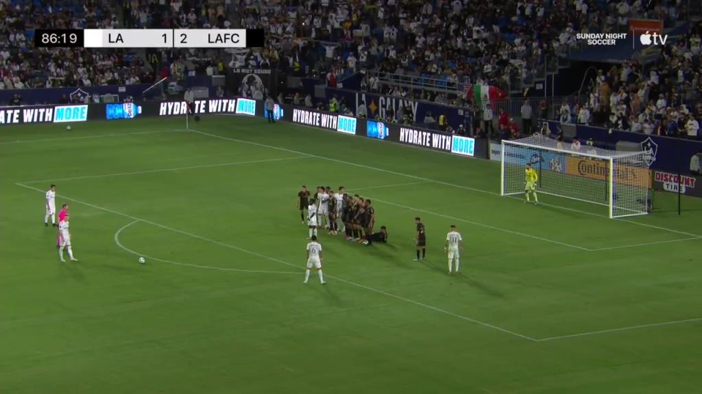 洛里這反應(yīng)太慢了!羅伊斯在洛杉磯德比中一腳任意球絕平