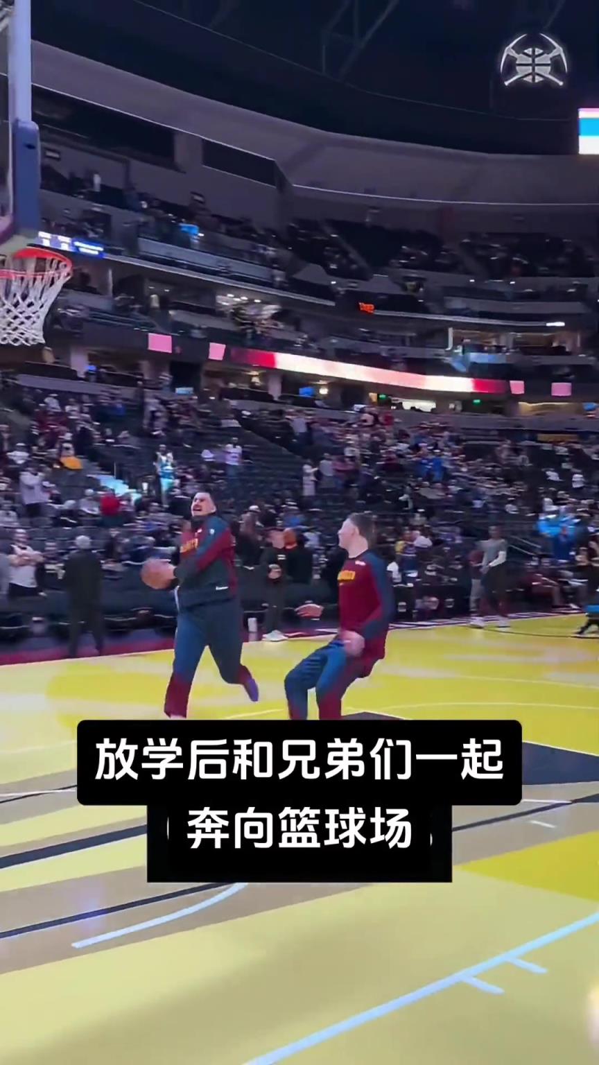 威少和約基奇這一幕像極了我們當年下課占球場的樣子