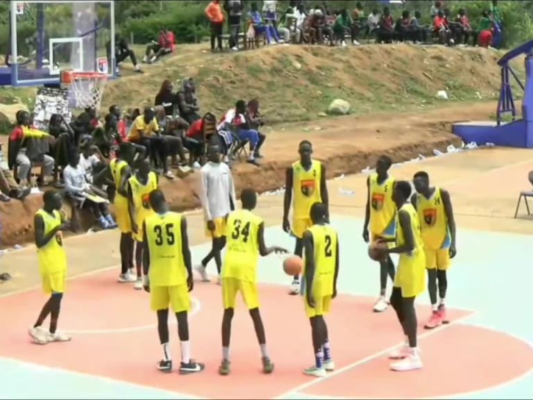 這還怎么打啊?南蘇丹野球場平均身高210以上啊~