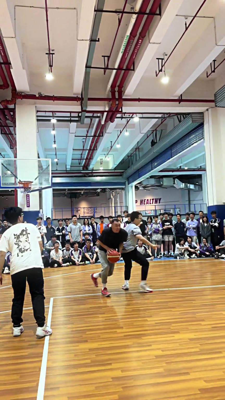 有多少位吧友敢說打半場4v4比這位科密的水平高的?