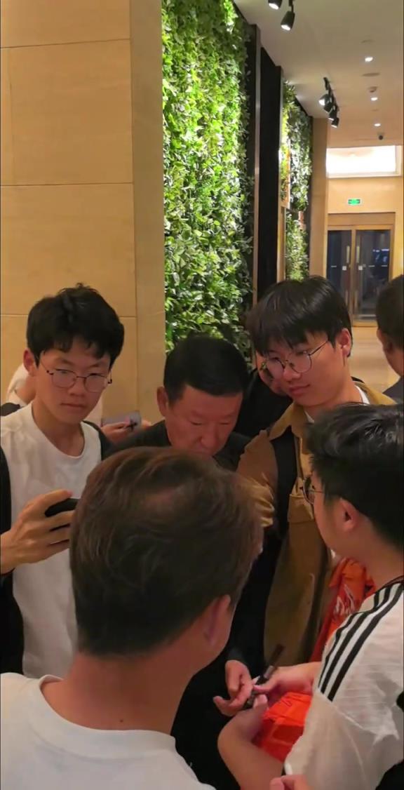 泰山隊已抵達青島，主帥崔康熙在下榻酒店受到鐵桿球迷的熱烈追捧