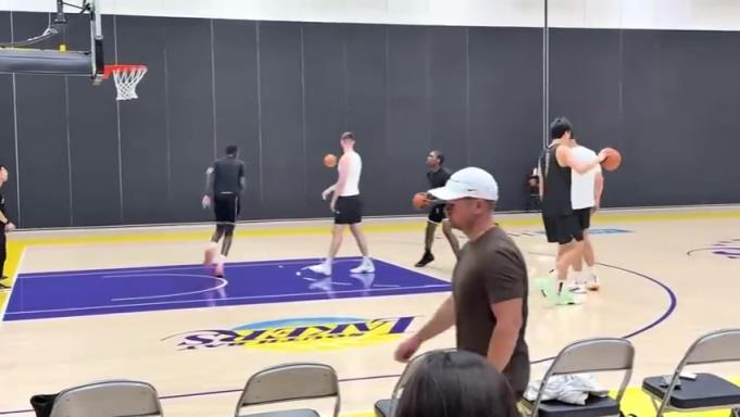 洛杉磯迎來(lái)真王楊瀚森回洛杉磯訓(xùn)練赴湖人主場(chǎng)踩場(chǎng)啦