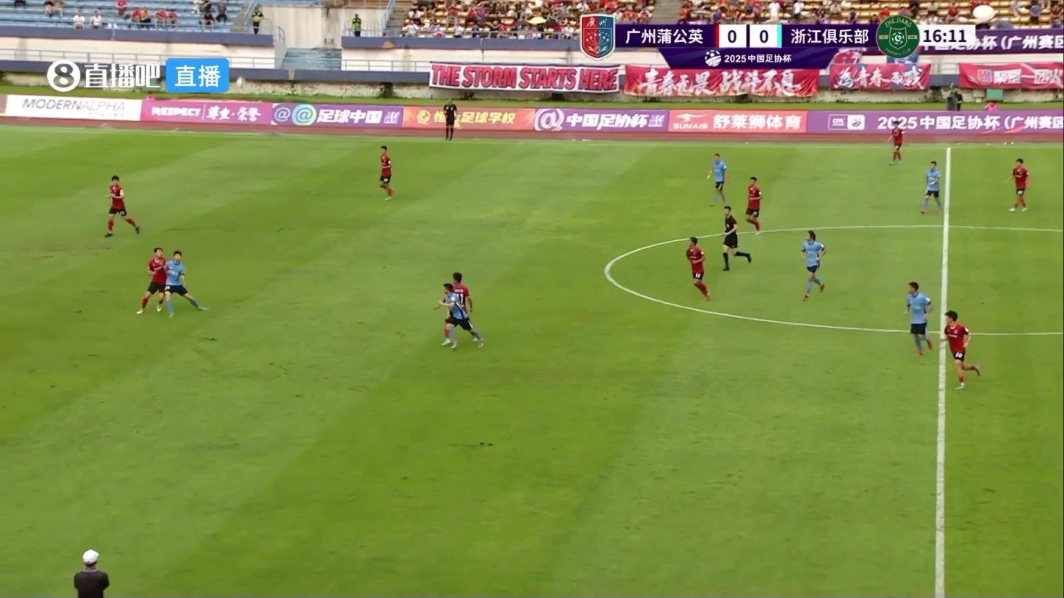 急得跳腳!王鈺棟身體對抗被判犯規,對著裁判比劃有點上頭