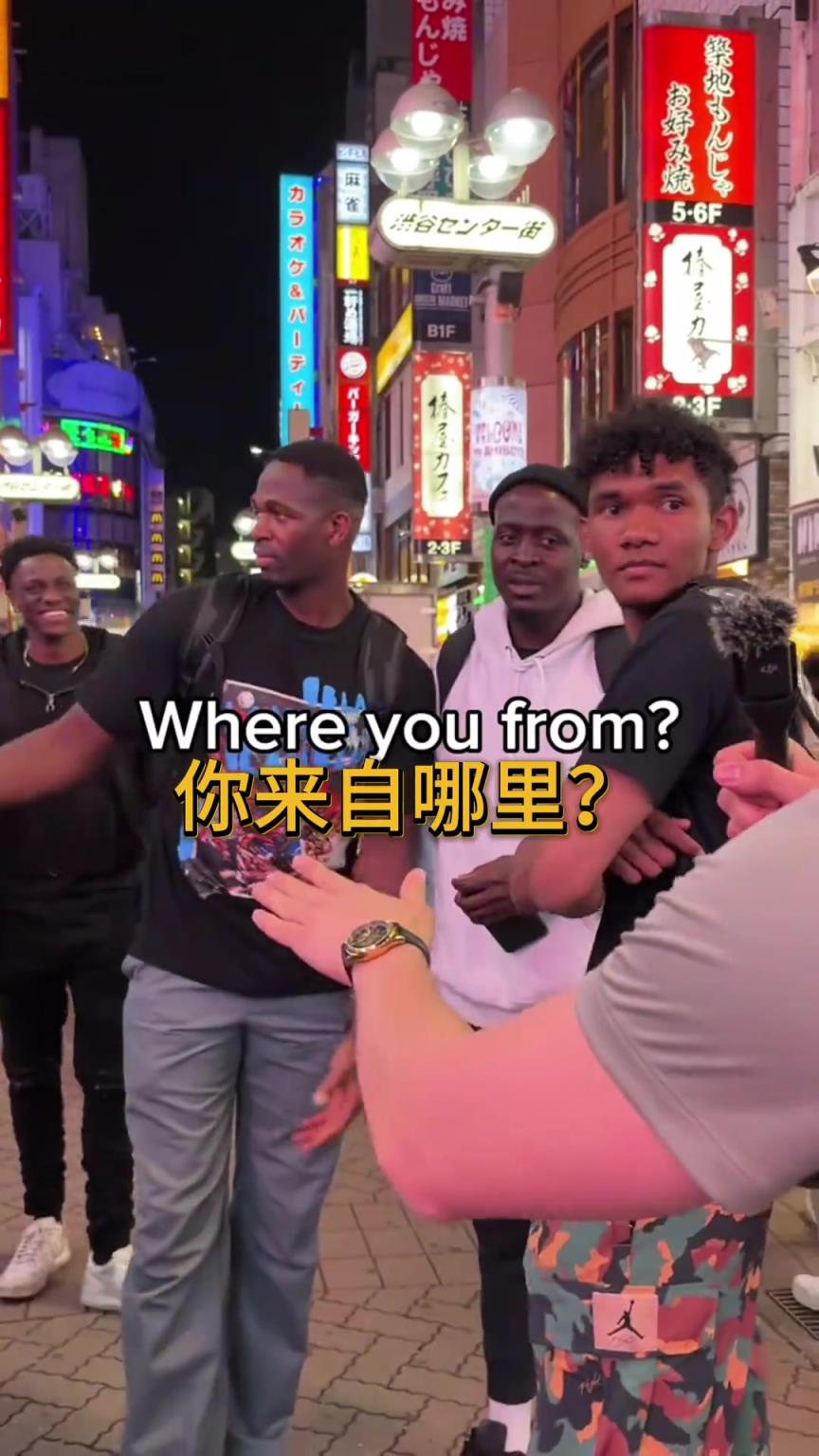 国外随即街访篮球运动员 竟然会说法语英语日语林加拉语