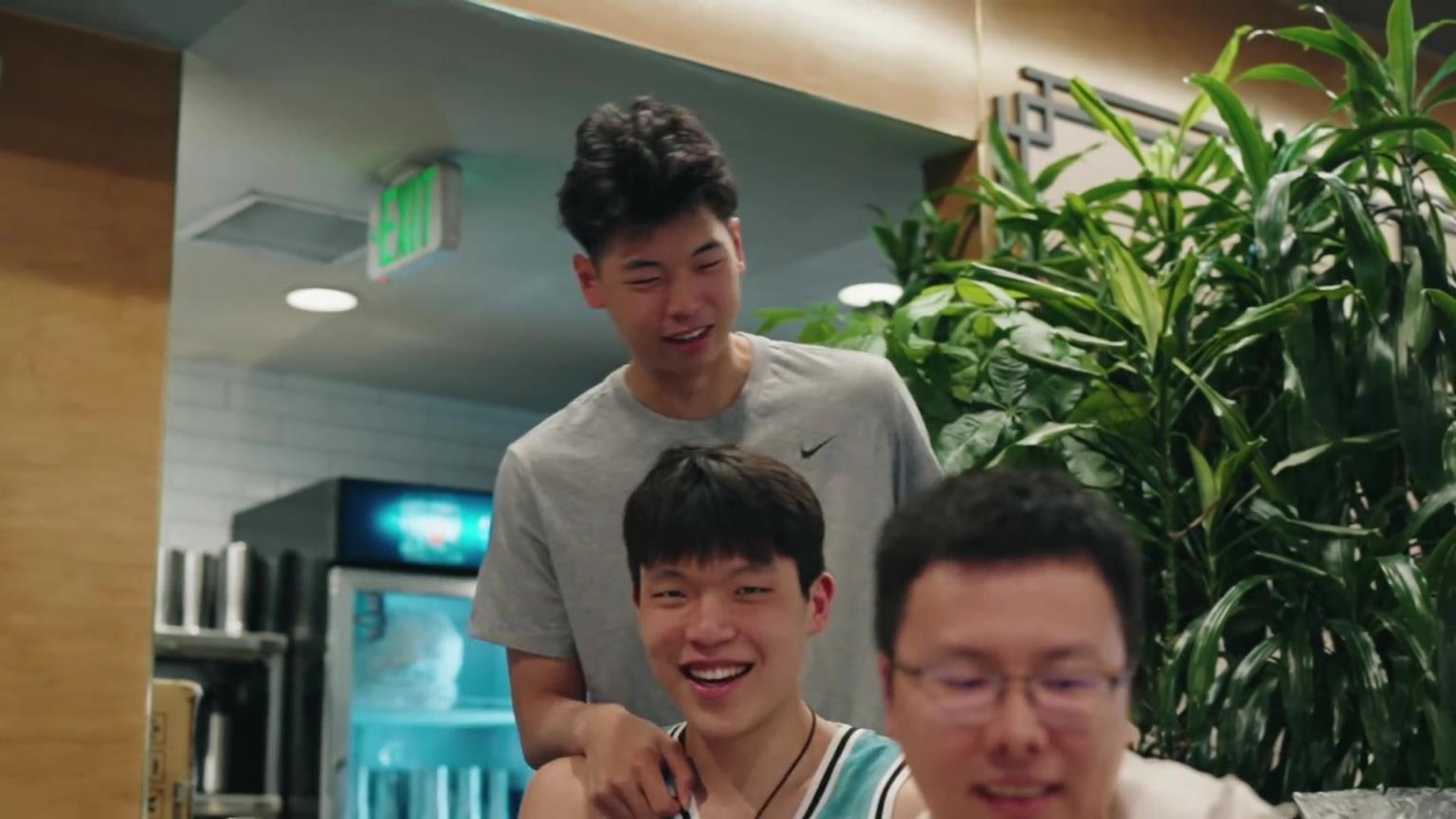 崔永熙驚喜探班楊瀚森:早知道這么多人就把發(fā)型整一下了