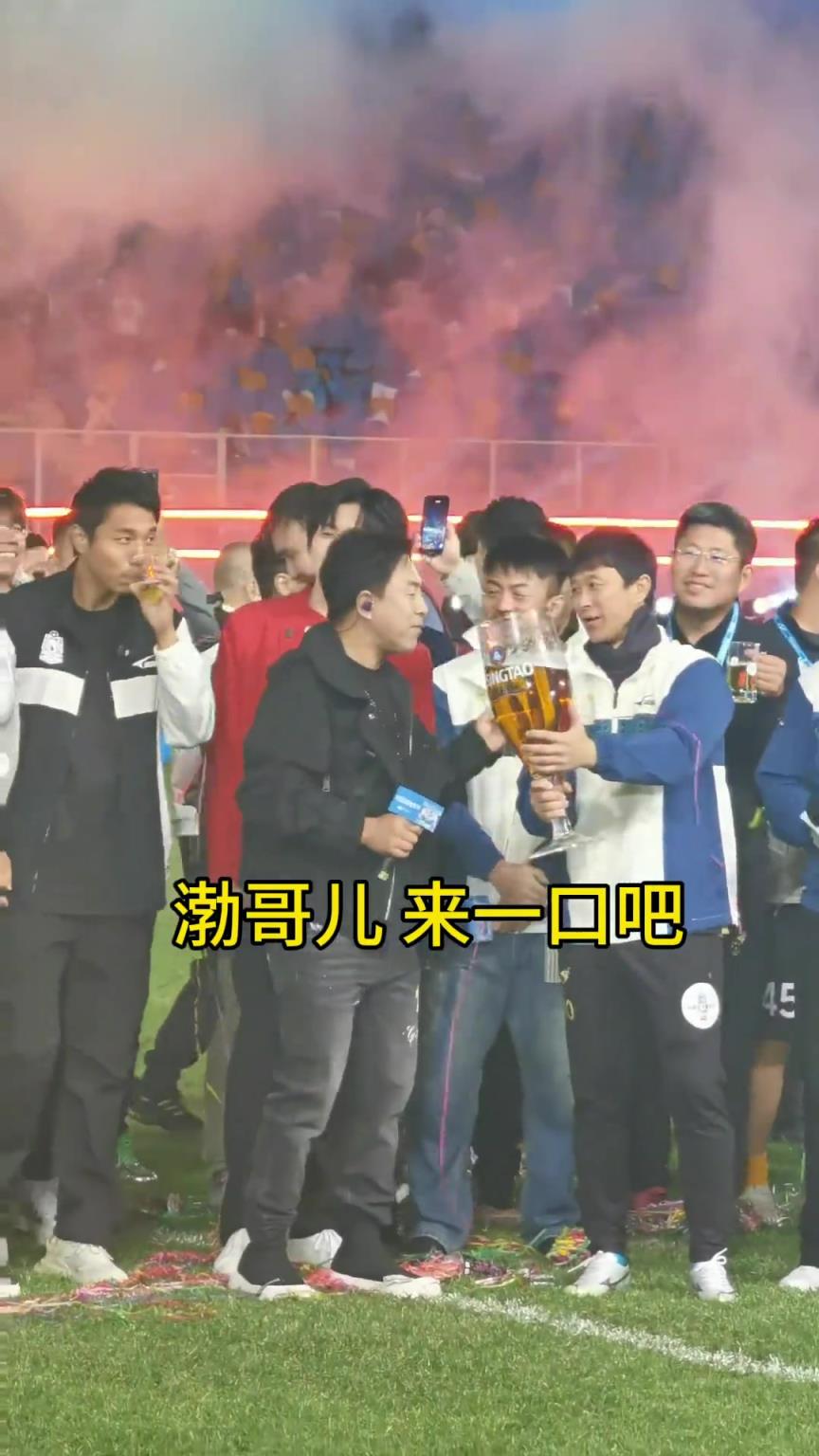 黄渤看到巨大青岛啤酒杯后吓了一跳，现场喘了口气后婉拒婉拒
