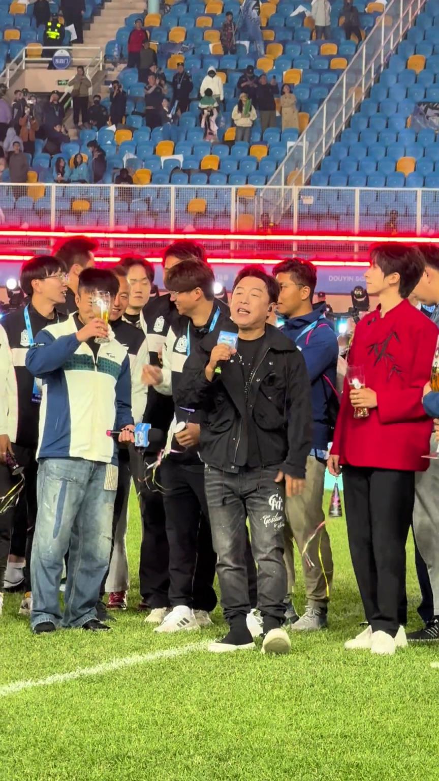 青岛啤酒举起来！黄渤现场高呼：让我们一起干杯