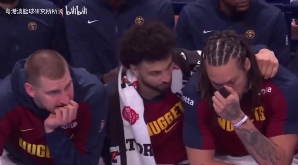 你們已經(jīng)竭盡全力了!球隊(duì)大勢已去,掘金鐵三角互相安慰!